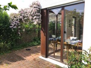 an open sliding glass door with a table in a garden at Appartement-Ferien-Messewohnung in Bad Nenndorf