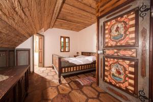 una camera da letto con un letto in una stanza di Herr Berge Steirisch Ursprung a Brodingberg