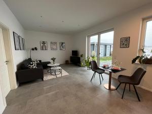 a living room with a couch and a table at Heideglück in Asendorf