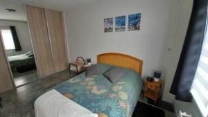 um pequeno quarto com uma cama e um sofá em Le Bellevue em Givet