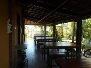 una fila de mesas y sillas en un restaurante en Cais Dourado Pousada, en Barra Grande