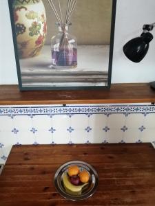 een fruitschaal op een plank met een spiegel bij Good Sleep in Santarém