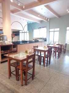 rzędu stołów i krzeseł w restauracji w obiekcie Hotel Schreiber w mieście Rio do Sul
