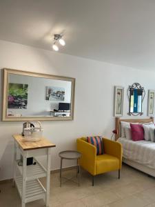 ein Wohnzimmer mit einem Sofa und einem gelben Stuhl in der Unterkunft Bayview Apartment 213 in Albufeira