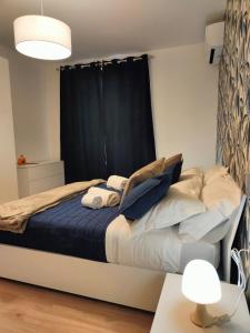 1 dormitorio con 1 cama con cortina negra en Roma Maison Gio' en Roma