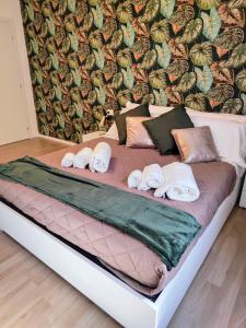 Una cama con toallas y almohadas. en Roma Maison Gio' en Roma