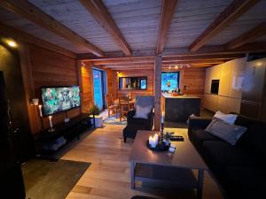 賽倫的住宿－Sälen Moderna Lodge，客厅配有沙发和桌子