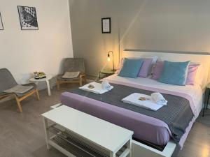 1 dormitorio con 1 cama grande y 2 sillas en MILANO 71 HOME en Milán