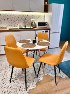 ソフィアにあるRio Apart Deluxeのキッチン(テーブル、椅子付)