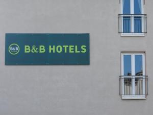 ein Schild auf einem Gebäude, auf dem steht: b b in der Unterkunft B&B HOTEL Gotha-Hbf in Gotha