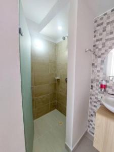 a bathroom with a shower and a sink at Acogedor Apartamento en Ricaurte, Cundinamarca in Girardot