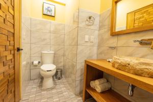 un baño con inodoro y lavabo en Condominios Brisas del Mar, en Santa Cruz Huatulco 14 fotos más