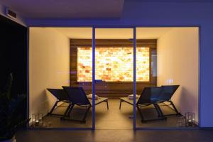 una stanza con tre sedie e una finestra di Resort La Battigia Beach & Spa ad Alcamo Marina