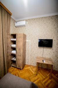 Habitación con estantería y mesa en Hotel Samta, en Tskaltubo