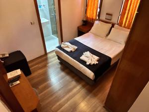 Giường trong phòng chung tại Hotel Karyatit Kaleici