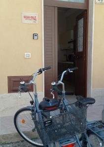 uma bicicleta com um cesto estacionado fora de uma casa em sciuliddA Casa Vacanze em Avola
