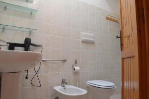 ポルト・オッティオルにあるCasa Vacanze Porto Ottioluのバスルーム(トイレ、洗面台付)