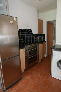 una cucina con frigorifero in acciaio inox e lavastoviglie di London 2 Bed Flat Zone2 a Londra