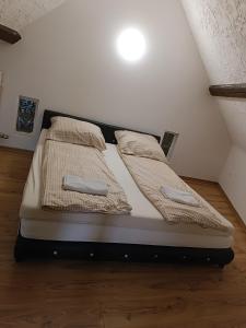 Кровать или кровати в номере Ferienwohnung-Haus in Saarbrücken