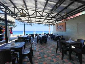 Restaurace v ubytování Agbing Seaside View Resort Puerto Galera powered by Cocotel