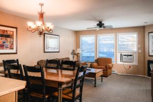 uma sala de jantar e sala de estar com mesa e cadeiras em Mountain View Resort and Suites at Fairmont Hot Springs em Fairmont Hot Springs