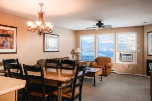 - une salle à manger et un salon avec une table et des chaises dans l'établissement Mountain View Resort and Suites at Fairmont Hot Springs, à Fairmont Hot Springs