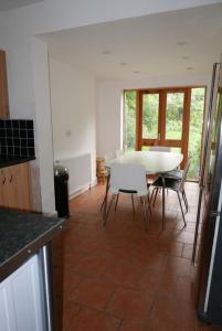 a kitchen with a table and chairs in a room at London 2 Bed Flat Zone2 in London