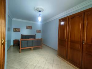una camera con letto e armadietto in legno di La Luna Rentals a Asilah