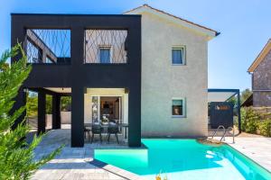 dom z basenem przed nim w obiekcie Villa Jazz - Island Krk w Krku