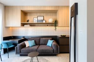 una sala de estar con un sofá y una mesa en Puntino, en Pula