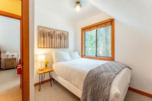 a bedroom with a bed and a window at Indigo Owl by AvantStay Cabin w Hot Tub Firepit Minutes to Lake Slopes in Homewood