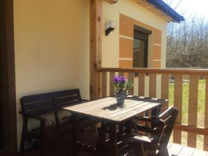 un tavolo in legno su un balcone con un vaso di fiori di Fajna Kwatera Warszawa a Varsavia