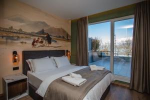 um quarto com uma cama grande com toalhas em Hotel Flaer em Shkodër