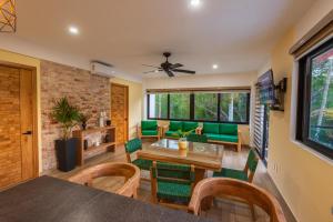 een woonkamer met een tafel en groene stoelen bij Condominios Brisas del Mar in Santa Cruz Huatulco