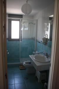 a bathroom with a sink and a shower and a toilet at Apartamento montaña MADI in Sabiñánigo +11 photos