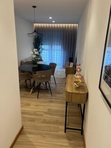 ein Wohnzimmer mit einem Tisch und einem Esszimmer in der Unterkunft My Home in Braga
