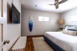 1 dormitorio con 1 cama y ventilador de techo en Mission Beach Retreat Steps to Bay & Beach en San Diego