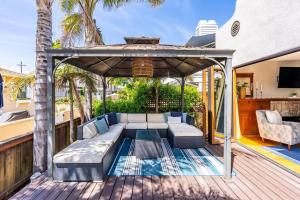 un patio con sofá y una mesa en una terraza en Mission Beach Retreat Steps to Bay & Beach en San Diego