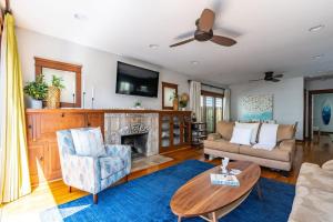 sala de estar con sofá y chimenea en Mission Beach Retreat Steps to Bay & Beach en San Diego