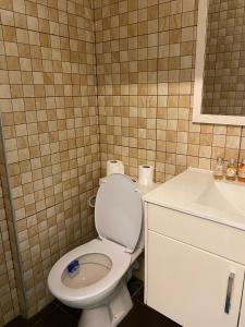 een badkamer met een wit toilet en een wastafel bij סוויטה חדשה על חוף בוגרשוב המבוקש in Tel Aviv