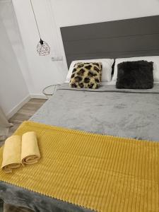 En eller flere senge i et værelse på Habitaciones Centro de Madrid