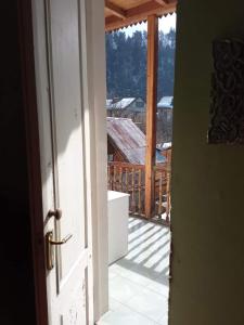una puerta abierta con vistas a un balcón en Buba, en Oni