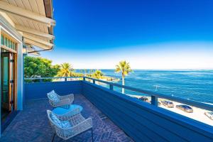 Un balcón con sillas y vistas al océano. en La Jolla Cove-Oceanfront 5600SF 3BR+Loft 5BA House best Villiage location walk everywhere, en San Diego