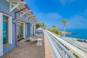 Elle comprend un balcon offrant une vue sur l'océan. dans l'établissement La Jolla Cove-Oceanfront 5600SF 3BR+Loft 5BA House best Villiage location walk everywhere, à San Diego