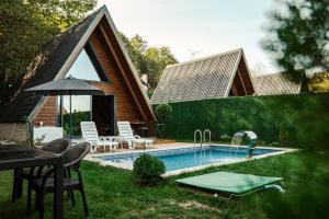 ein Haus mit Pool im Hof in der Unterkunft Alis Paradise Sapanca in Sapanca