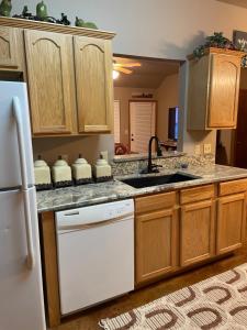 una cucina con lavandino e lavastoviglie bianca di And Boots Start Knocking a Stillwater Altre 59 foto