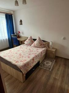 una camera con letto e pavimento in legno di Apartament IOANA a Deva