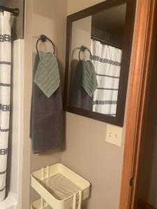 bagno con specchio, lavandino e asciugamani di And Boots Start Knocking a Stillwater