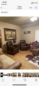 un soggiorno con due sedie e un divano di And Boots Start Knocking a Stillwater