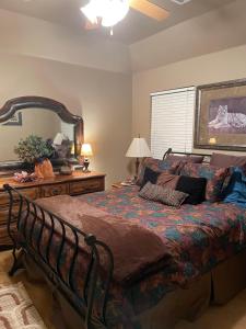 una camera da letto con un letto e un grande specchio di And Boots Start Knocking a Stillwater